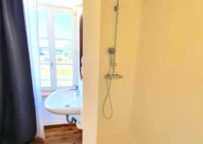 Douche et lavabo dans la chambre de Maïa à La Maison Folia, maison d’hôtes en Normandie