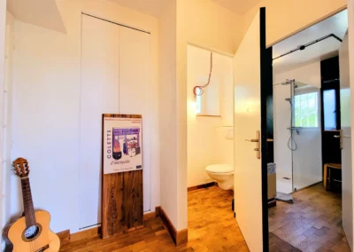 Salle de bain et toilettes séparées dans la chambre de Marius à La Maison Folia, maison d’hôtes en Normandie