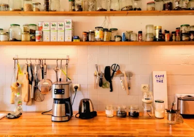 Espace café et thé dans la cuisine de La Maison Folia, maison d’hôtes en Normandie