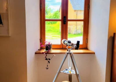 Fenêtre du salon de La Maison Folia avec télescope, maison d’hôtes en Normandie