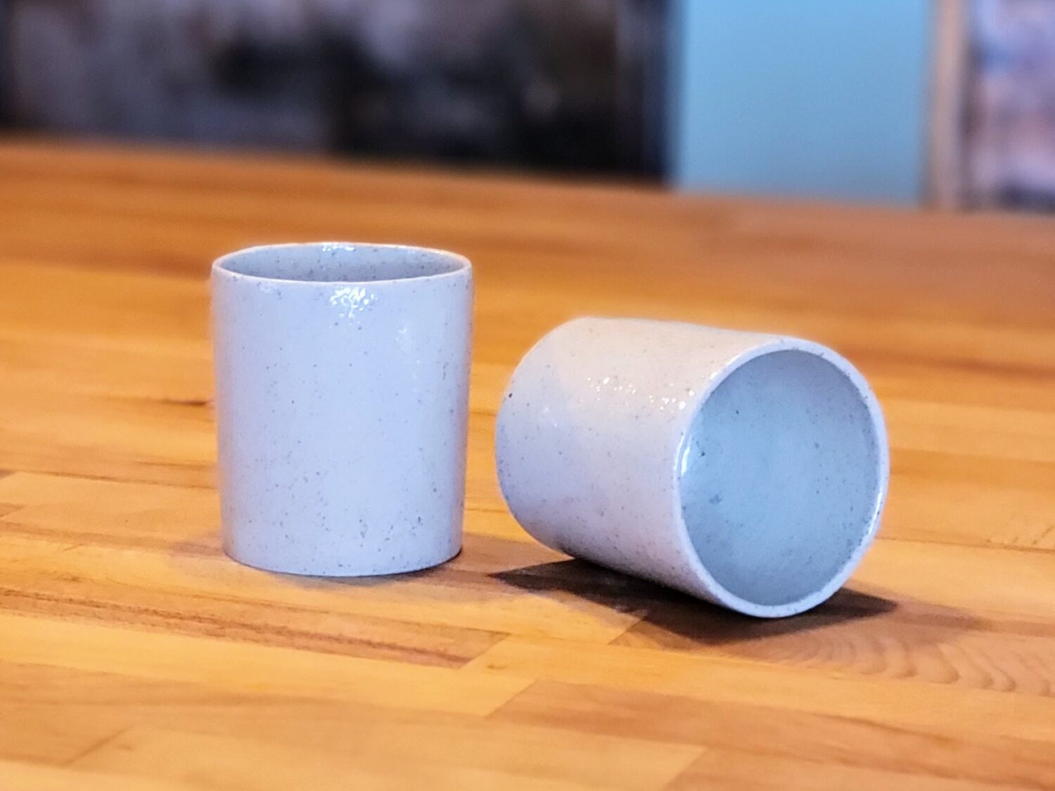 Ensemble de 2 tasses "COLONNE" en grès blanc tacheté de pyrite – Design simple et artisanal pour la maison