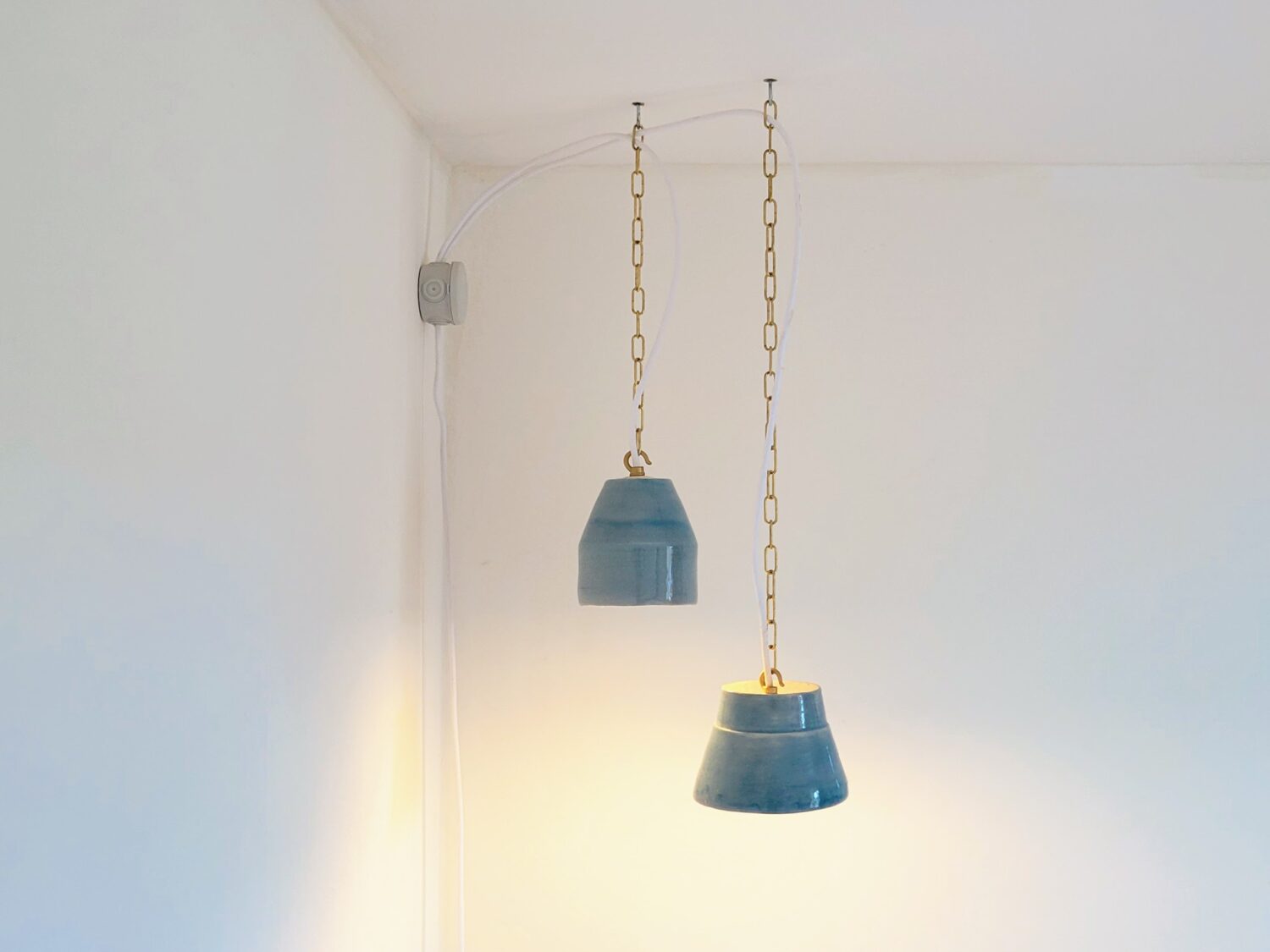 Luminaire en céramique artisanale “ORION” – Suspension design épurée et unique