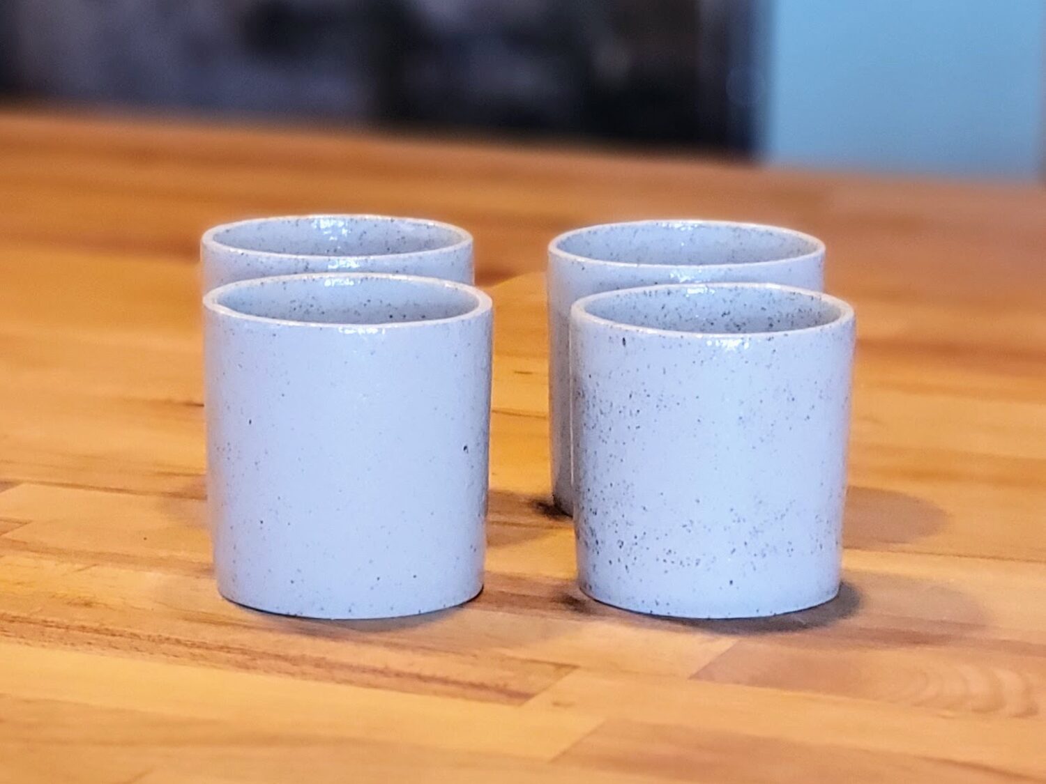 Ensemble de 4 tasses "COLONNE" en grès blanc tacheté de pyrite – Design simple et artisanal pour la maison