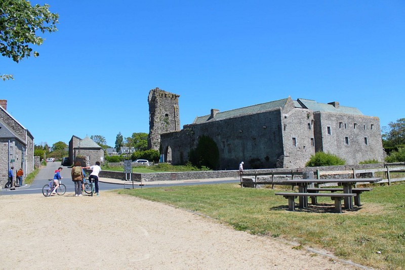 Le château de Regnéville et l’histoire maritime de la commune, Regnéville-sur-Mer, Manche, Basse-Normandie