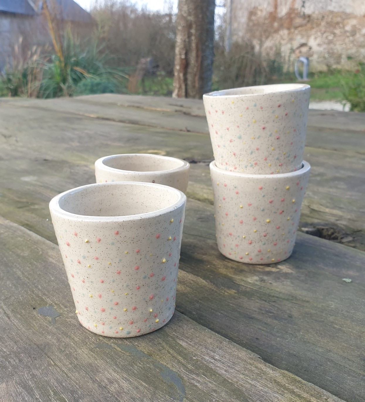 Petit mug conique en grès pyrite – Points colorés fait main pour un design unique