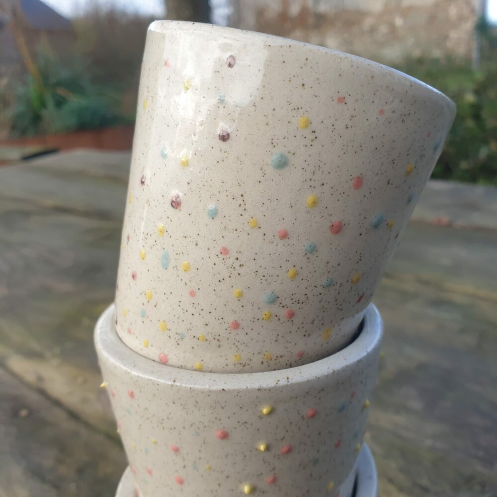 Petit mug conique en grès pyrite – Points colorés fait main pour un design unique – Image 2