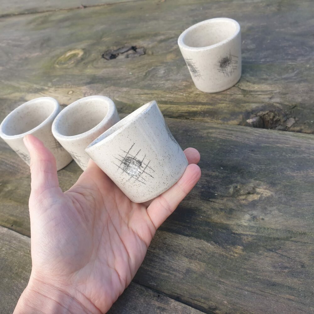 Lot de tasses "TRAIT LIBRE" en grès pyrité – Design artisanal plié et graphique – Image 5