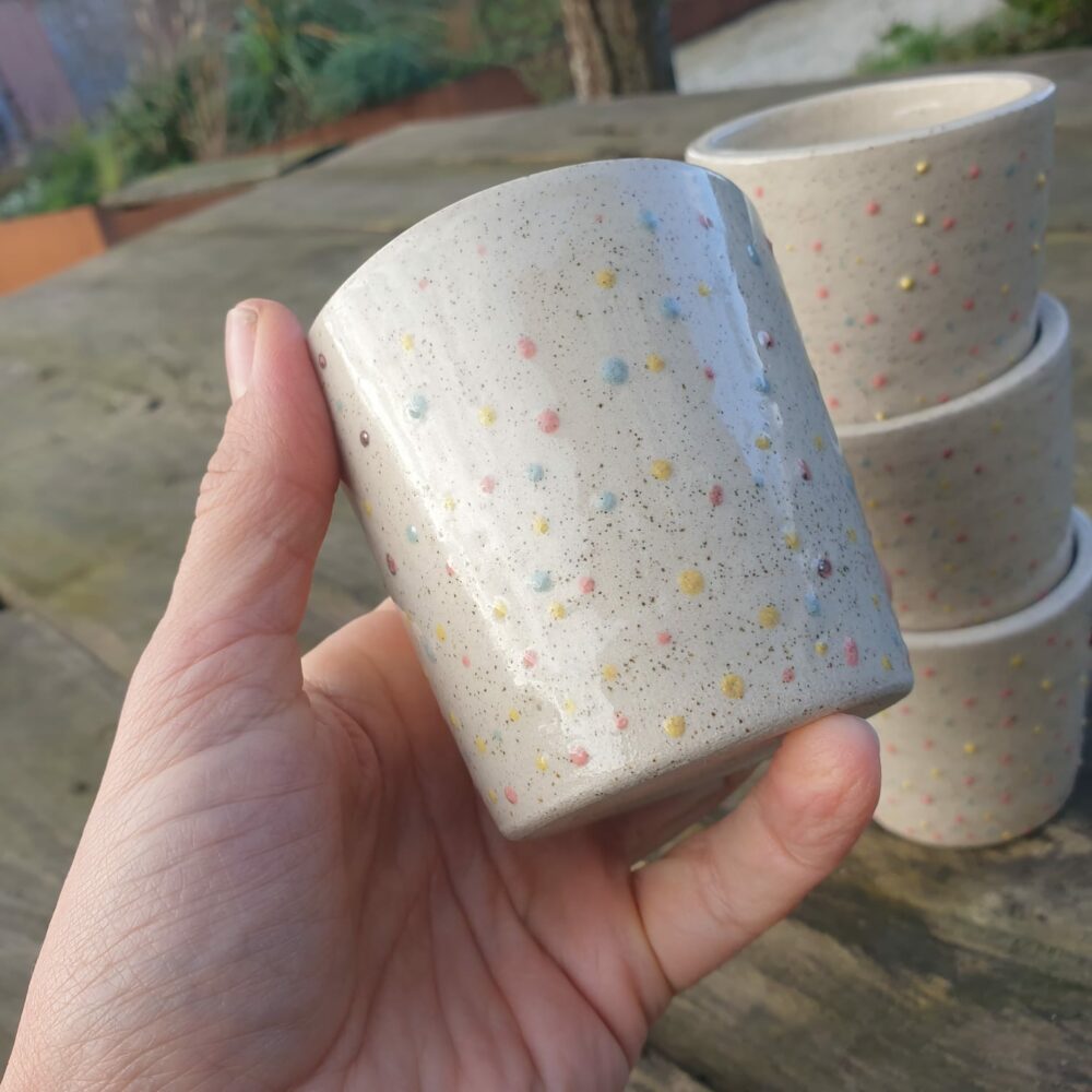 Petit mug conique en grès pyrite – Points colorés fait main pour un design unique – Image 4