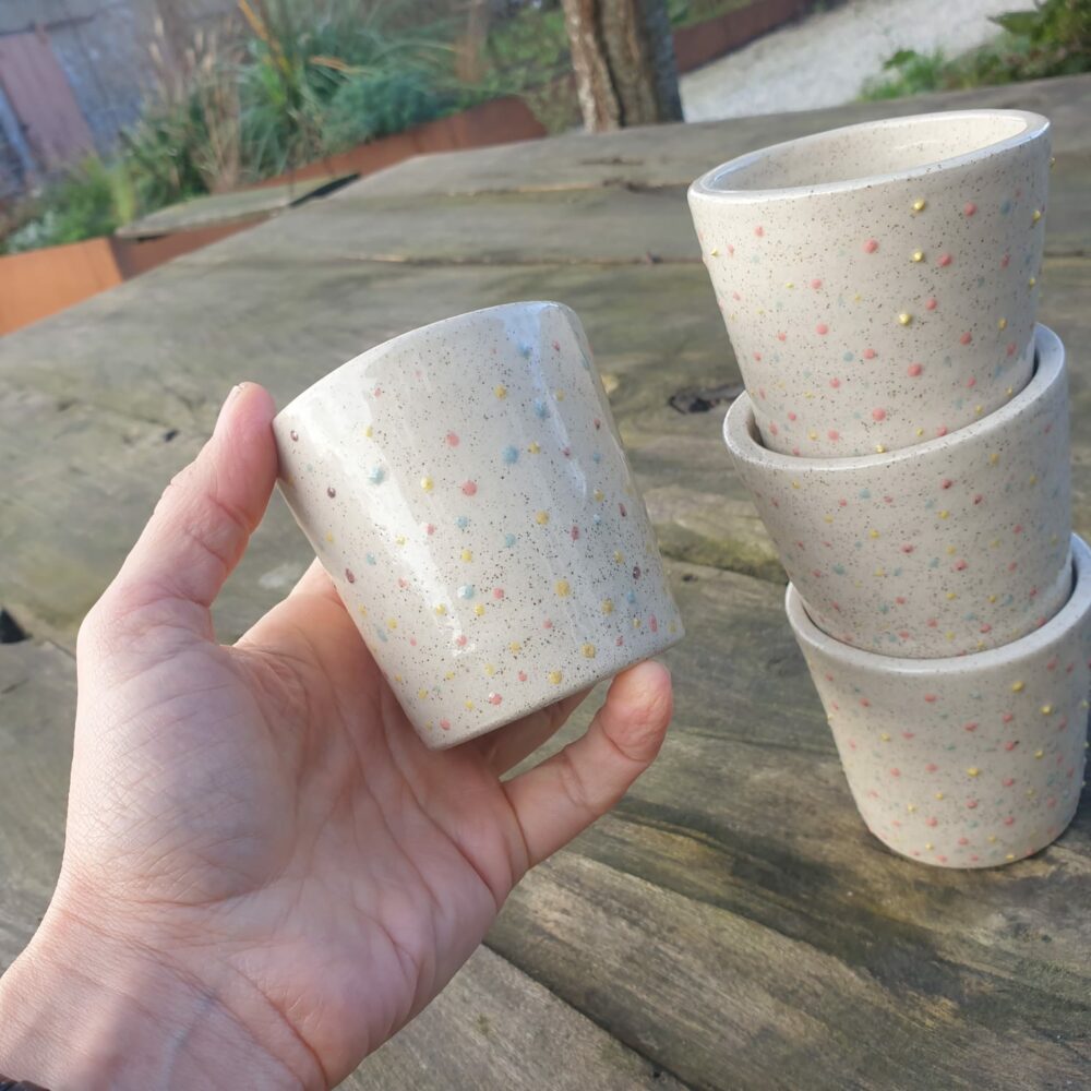 Petit mug conique en grès pyrite – Points colorés fait main pour un design unique – Image 5