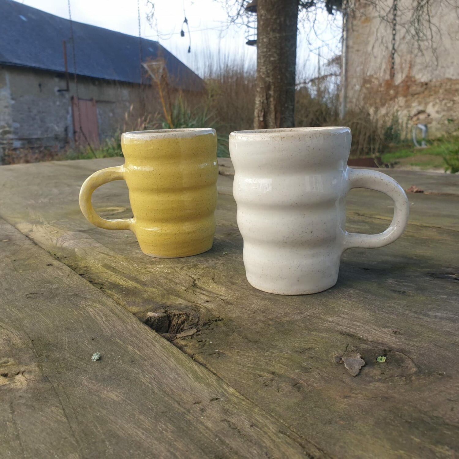 Tasse artisanale "VAGUES MINÉRALES" – Design ondulé en grès fait main