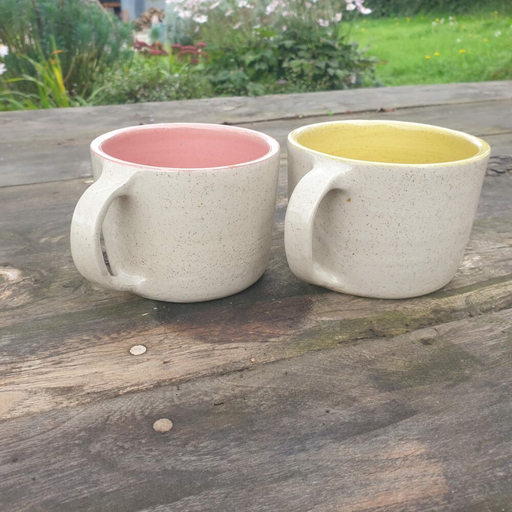 Paire de mugs artisanaux en grès pyrité – intérieur rose et jaune pour une touche de couleur – Image 6