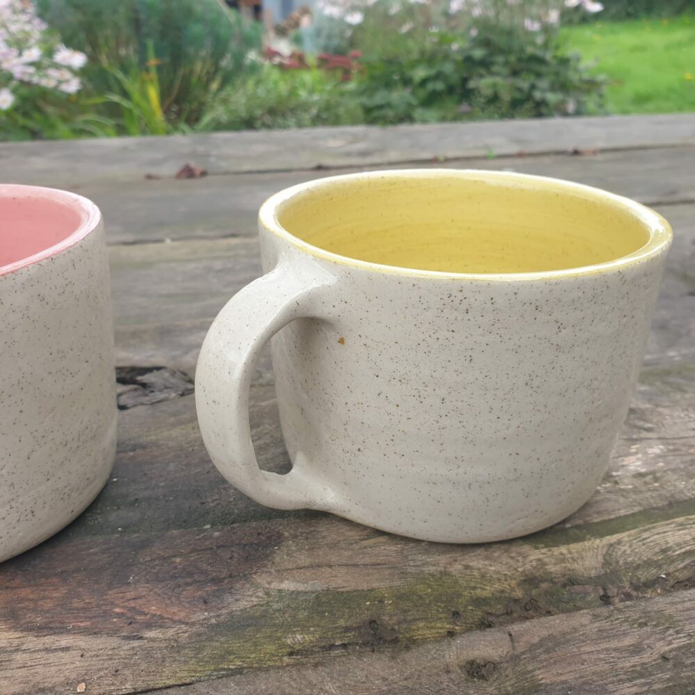 Paire de mugs artisanaux en grès pyrité – intérieur rose et jaune pour une touche de couleur – Image 5