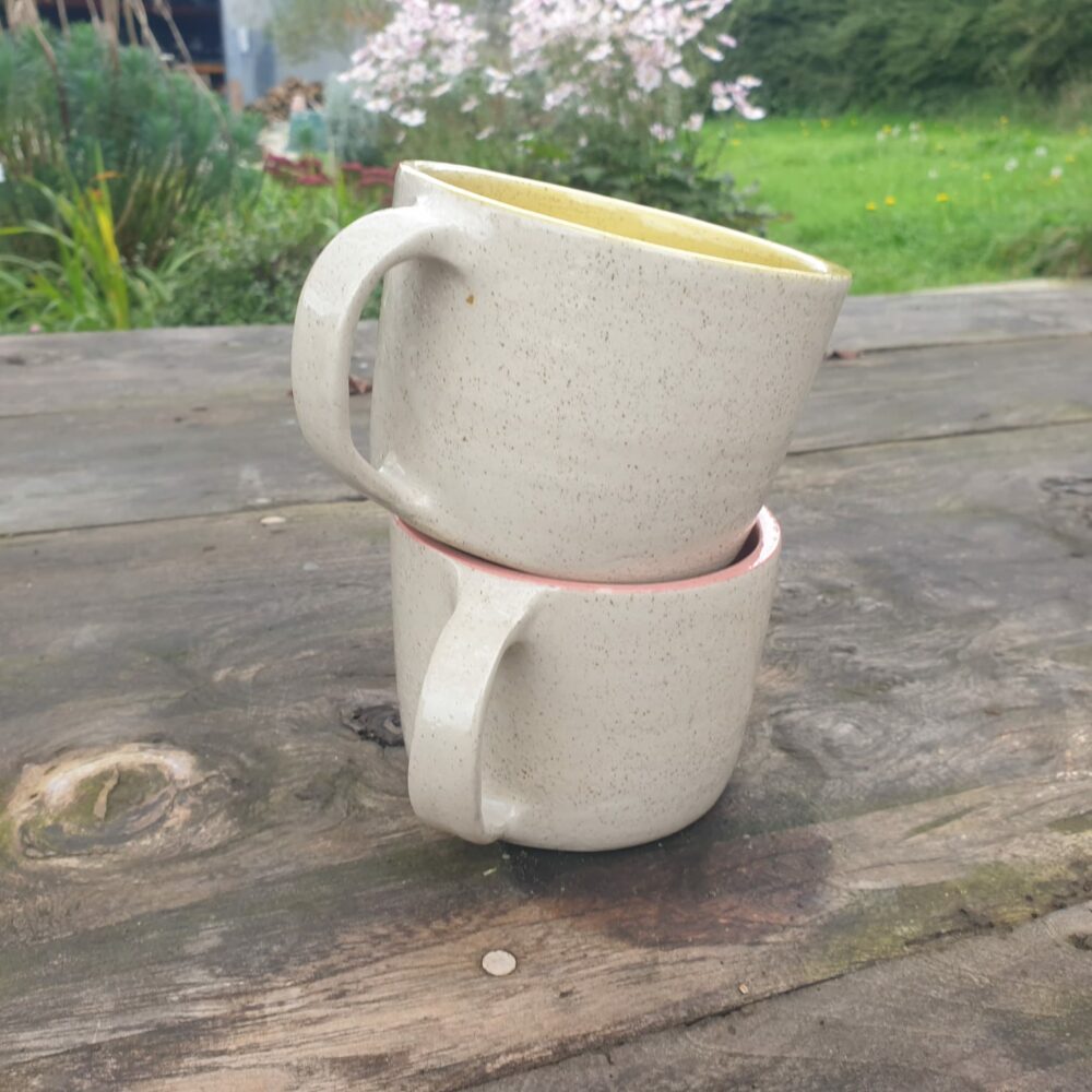 Paire de mugs artisanaux en grès pyrité – intérieur rose et jaune pour une touche de couleur – Image 3