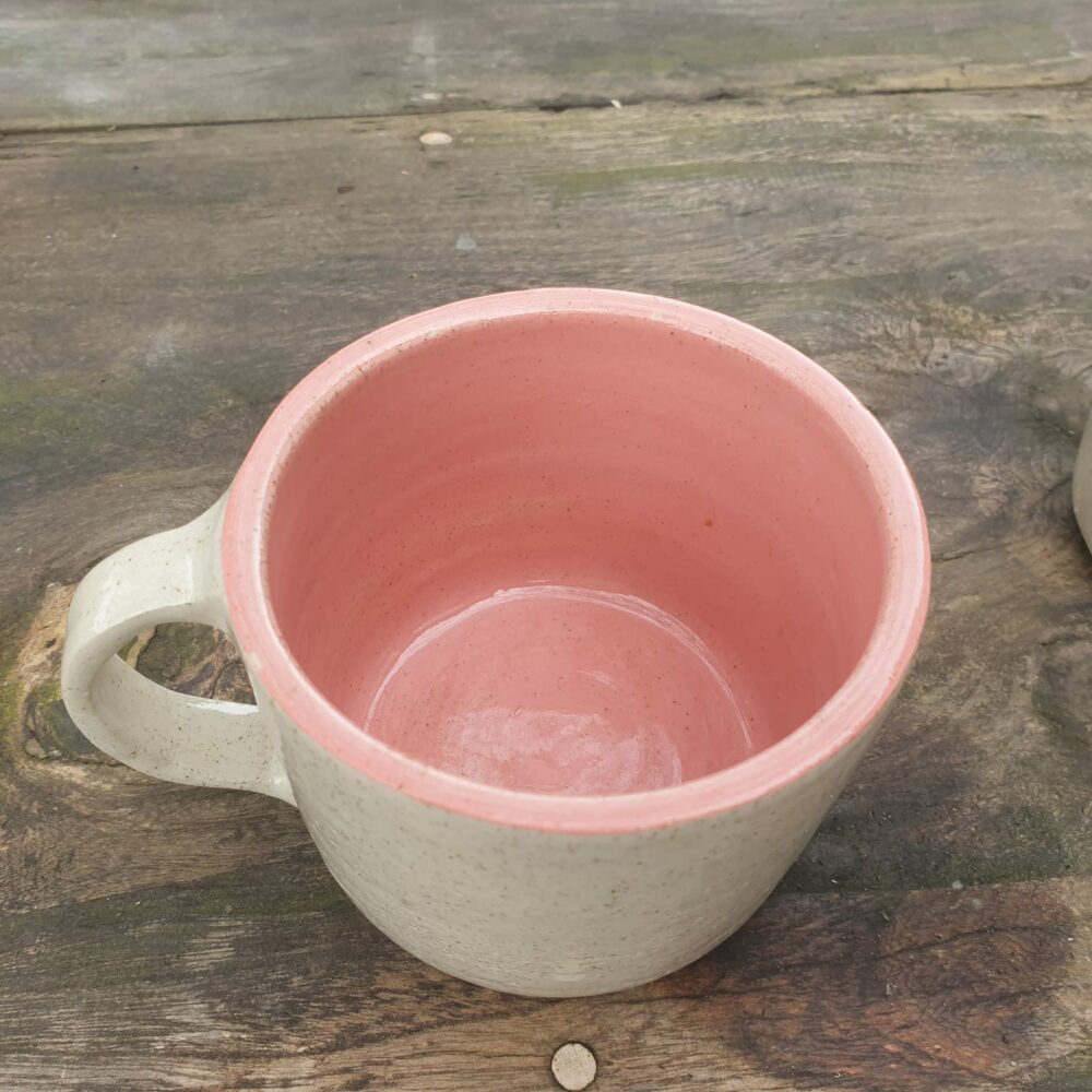 Paire de mugs artisanaux en grès pyrité – intérieur rose et jaune pour une touche de couleur – Image 7