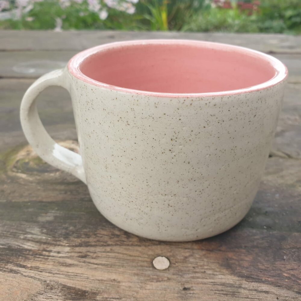 Paire de mugs artisanaux en grès pyrité – intérieur rose et jaune pour une touche de couleur – Image 8