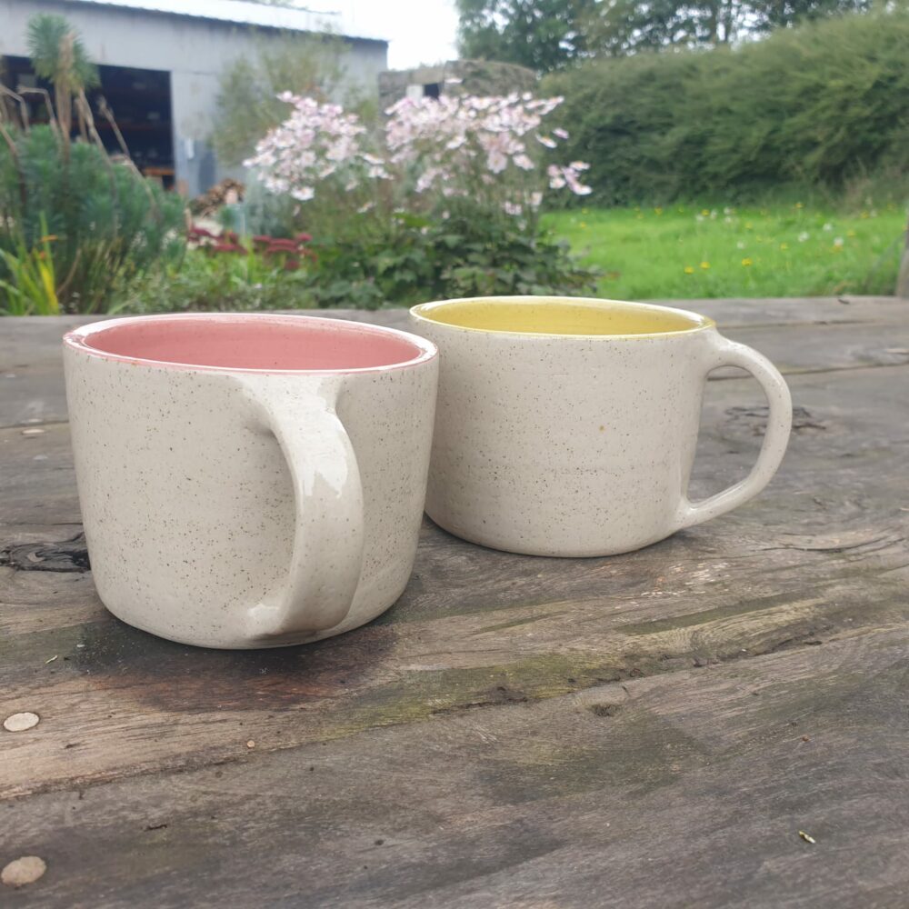 Paire de mugs artisanaux en grès pyrité – intérieur rose et jaune pour une touche de couleur – Image 2