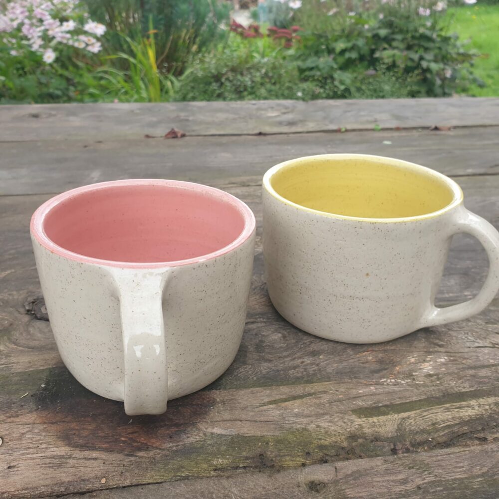 Paire de mugs artisanaux en grès pyrité – intérieur rose et jaune pour une touche de couleur