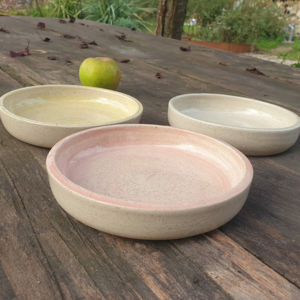 Lot de 3 assiettes en grès pyrité fait main – Design artisanal unique pour la table – Image 2