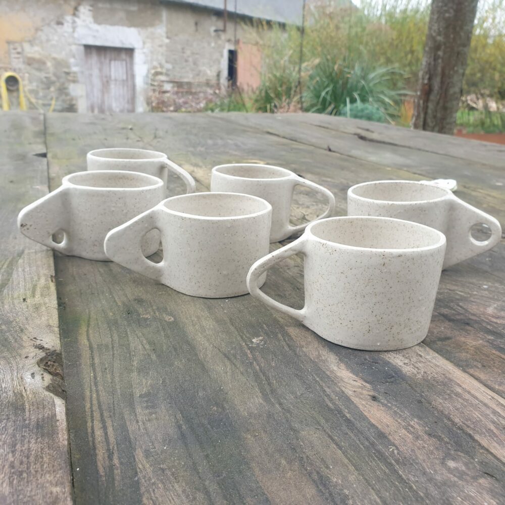 Tasse en grès pyrité avec poignée épingle– Design artisanal unique – Image 3