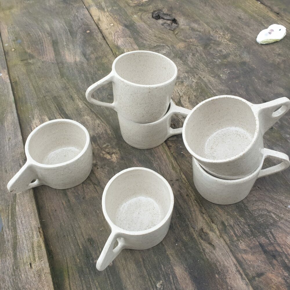 Tasse en grès pyrité avec poignée épingle– Design artisanal unique – Image 4