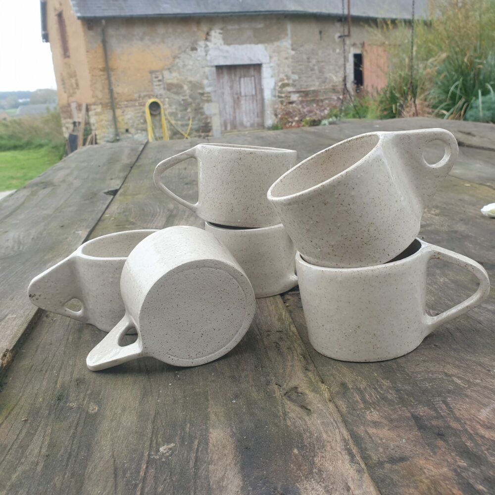 Tasse en grès pyrité avec poignée épingle– Design artisanal unique – Image 5