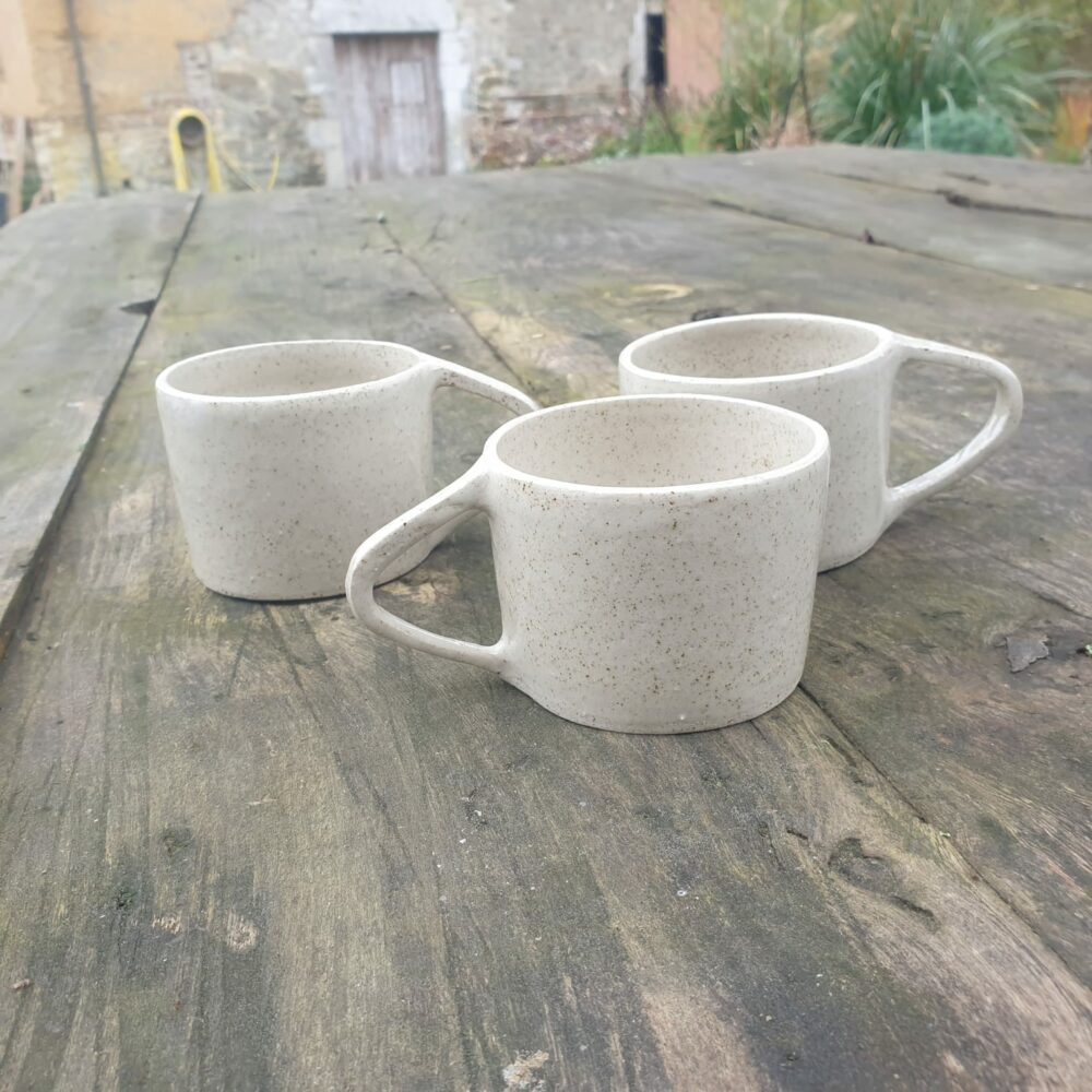 Tasse en grès pyrité avec poignée épingle– Design artisanal unique – Image 9