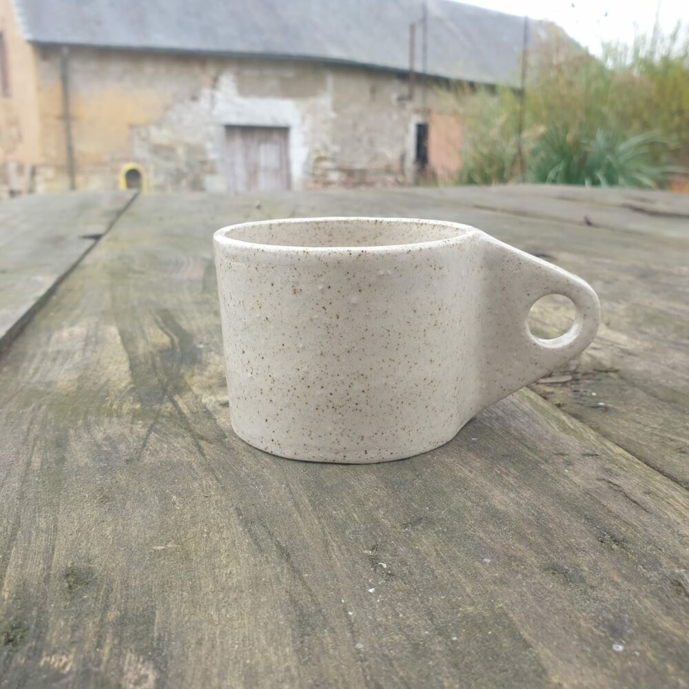 Tasse en grès pyrité avec poignée épingle– Design artisanal unique – Image 10